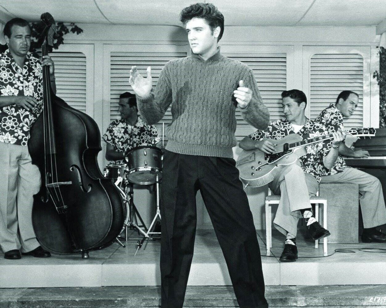 Elvis Presley 8x10 Glossy Photo Image #15